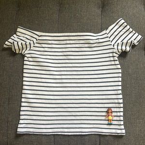 Divided H&M young girl size small. Excellent condition, no stain.